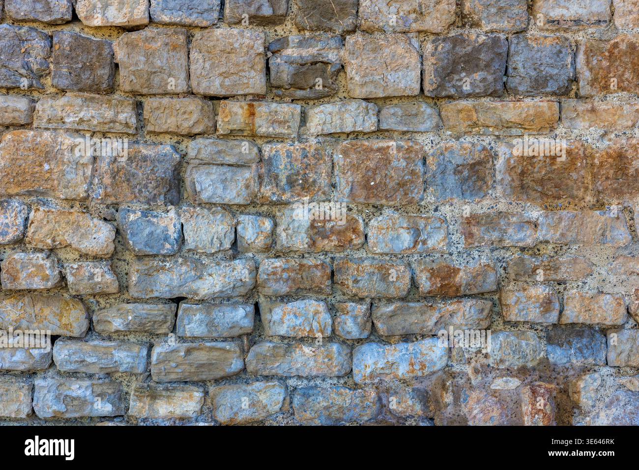 Antike Steinmauer Hintergrund an einer Küste der felsigen Halbinsel, Spanien Stockfoto