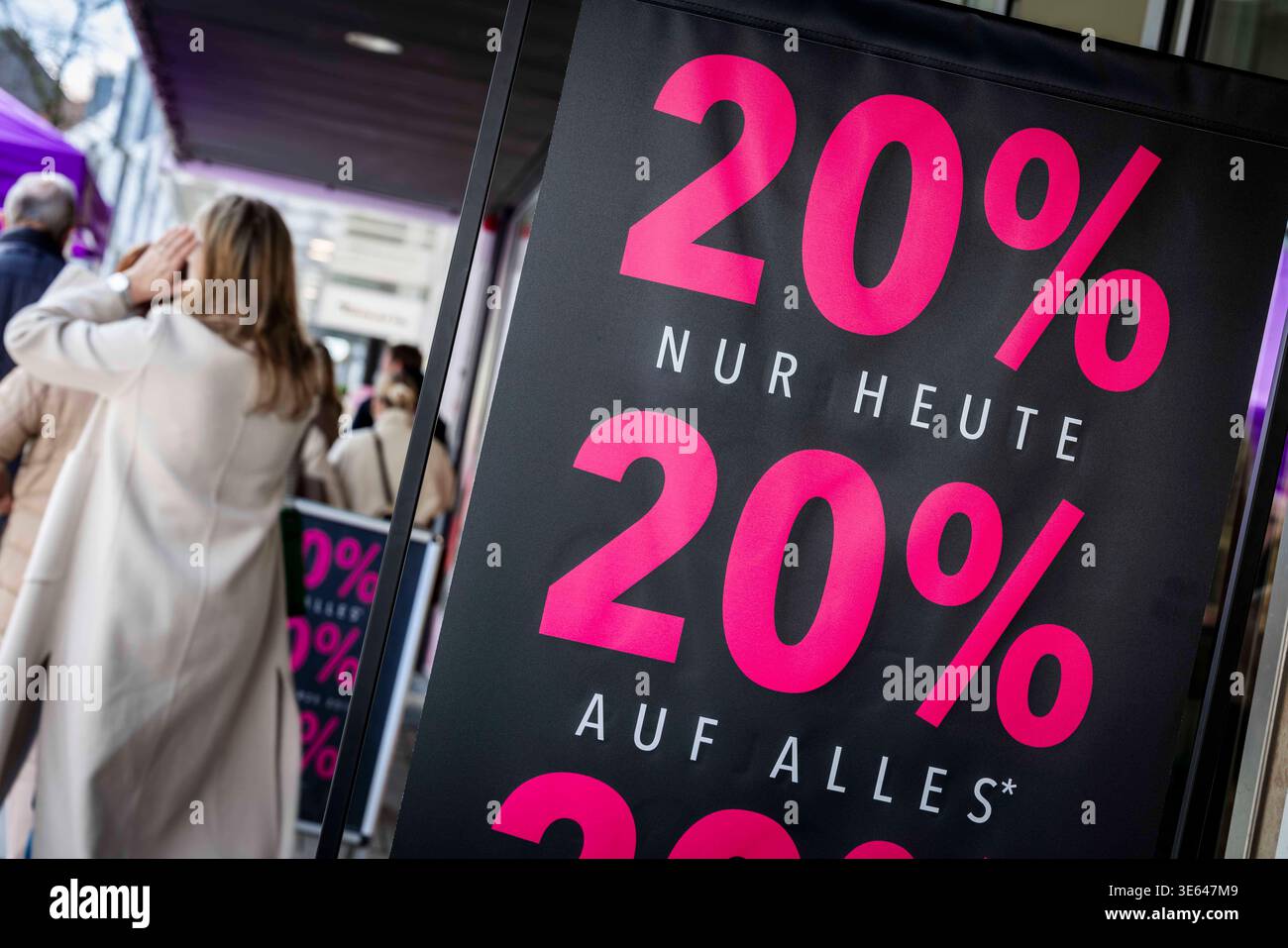 Symbolfoto Rabatte. Kundenstopper mit der Aufschrift * nur heute 20 Prozent auf alles* in Pinker Schrift auf schwarzem Grund. 04.04.2026 Rabattaktion *** Symbolfoto Rabatte Kundenstopper mit der Aufschrift nur heute 20 Prozent Rabatt auf alles in rosa Schrift auf schwarzem Hintergrund 04 04 2026 Rabattaktion Stockfoto