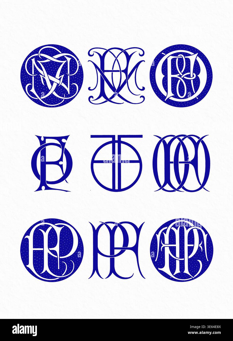 Kombinationen mit Monogramm-Initialen, dekorative, ineinander greifende Buchstaben in blauer und weißer Linienart, isoliert auf einem weichen strukturierten weißen Hintergrund. Stockfoto