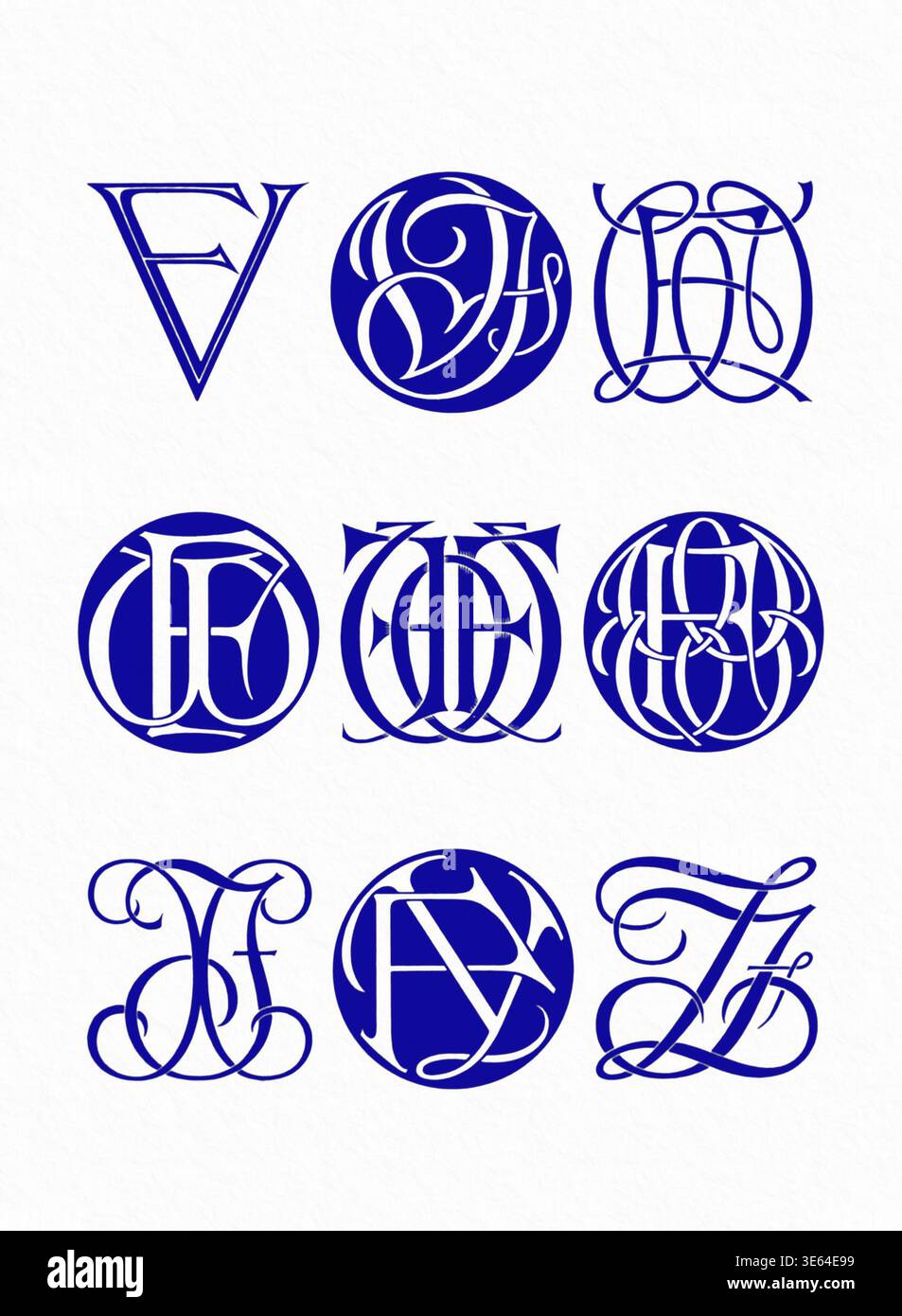 Kombinationen mit Monogramm-Initialen, dekorative, ineinander greifende Buchstaben in blauer und weißer Linienart, isoliert auf einem weichen strukturierten weißen Hintergrund. Stockfoto