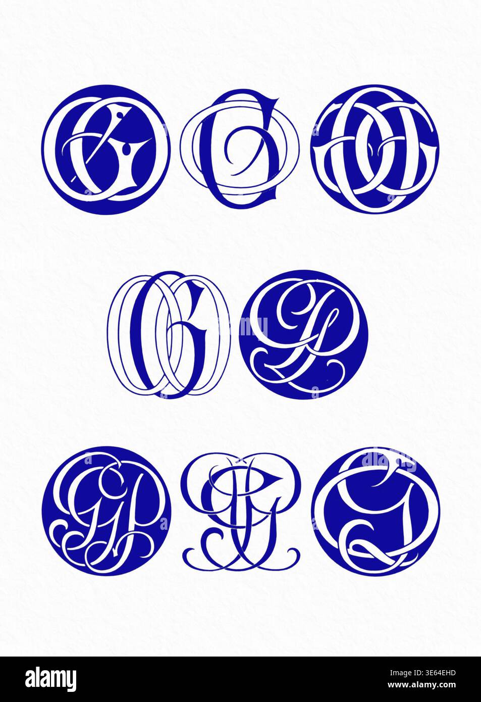 Kombinationen mit Monogramm-Initialen, dekorative, ineinander greifende Buchstaben in blauer und weißer Linienart, isoliert auf einem weichen strukturierten weißen Hintergrund. Stockfoto