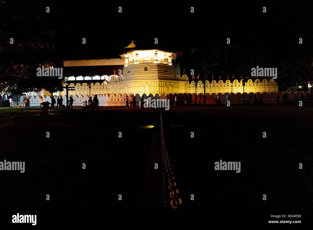 Tempel des Heiligen Zahns, beleuchtet bei Nacht in Kandy, Sri Lanka Stockfoto