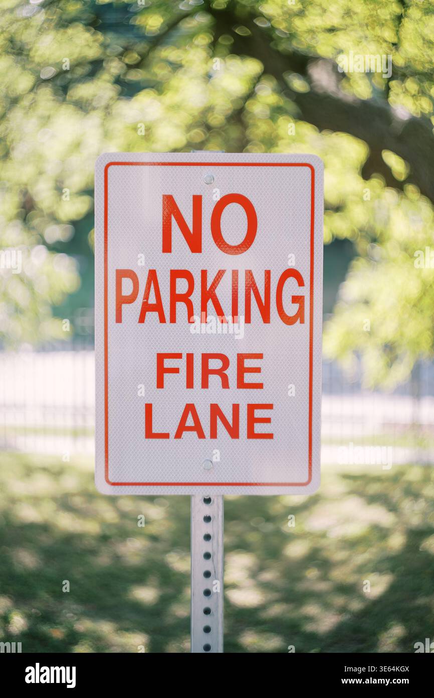 Toronto, Kanada - 25. Juni 2025: Vorort Kein Parken, Feuerlandezeichen Zur Durchsetzung Stockfoto