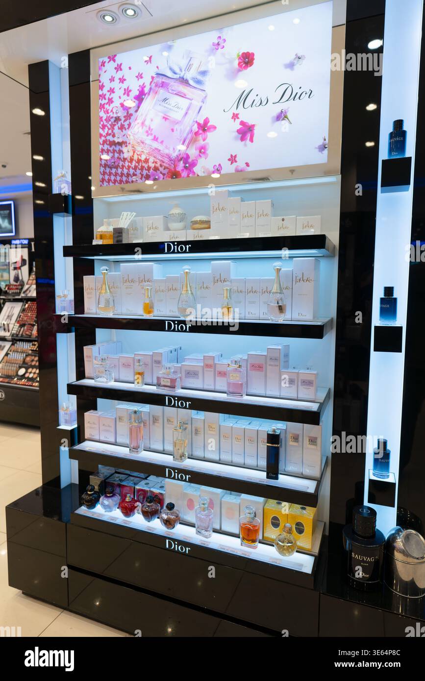 RUSSLAND, Ufa - 27. März 2026: Tsentralnyy Trading Complex. Duftstoffe und Kosmetika von Dior werden in Regalen in einem Rive Gauche-Geschäft ausgestellt. Stockfoto