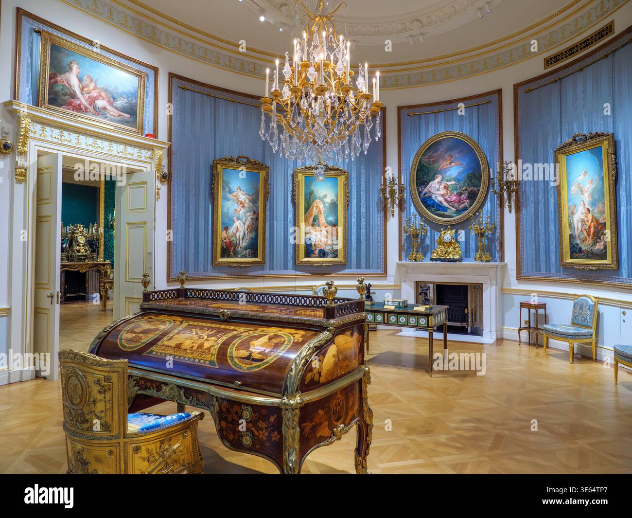 Französische Schreibtischmöbel aus dem 18. Jahrhundert im Oval Drawing Room des Wallace Collection Museums, London, Großbritannien Stockfoto