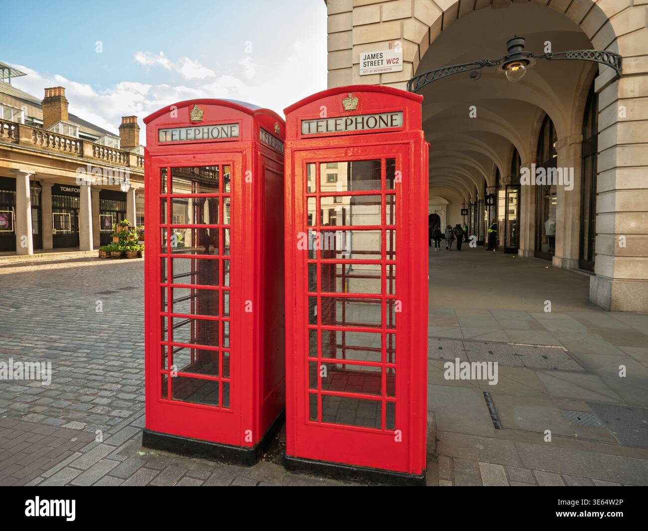 Zwei traditionelle rote Telefonzellen im Covent Garden, London, Großbritannien Stockfoto