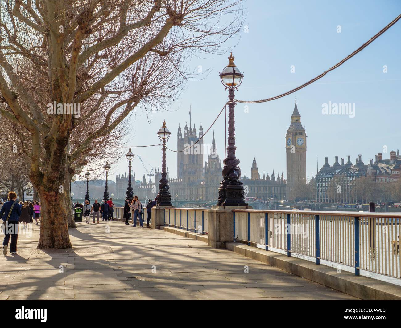 Die Promenade entlang der South Bank mit Big Ben und den Houses of Parliament, London, Großbritannien Stockfoto