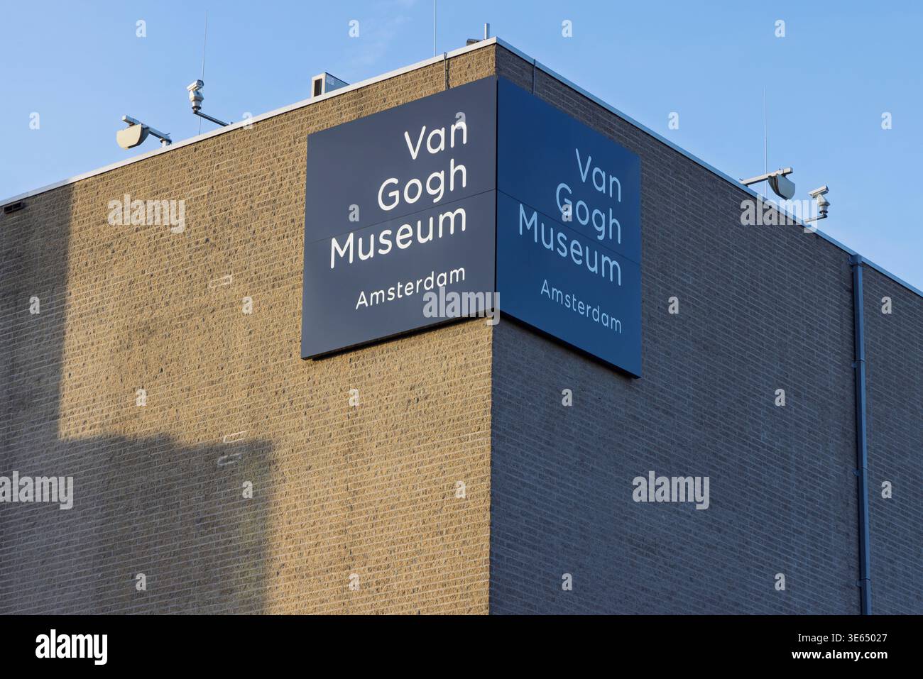 Logoschild des Van Gogh Museums an der Backsteinaußenwand, Amsterdam, Niederlande, 28. Dezember 2025. Stockfoto