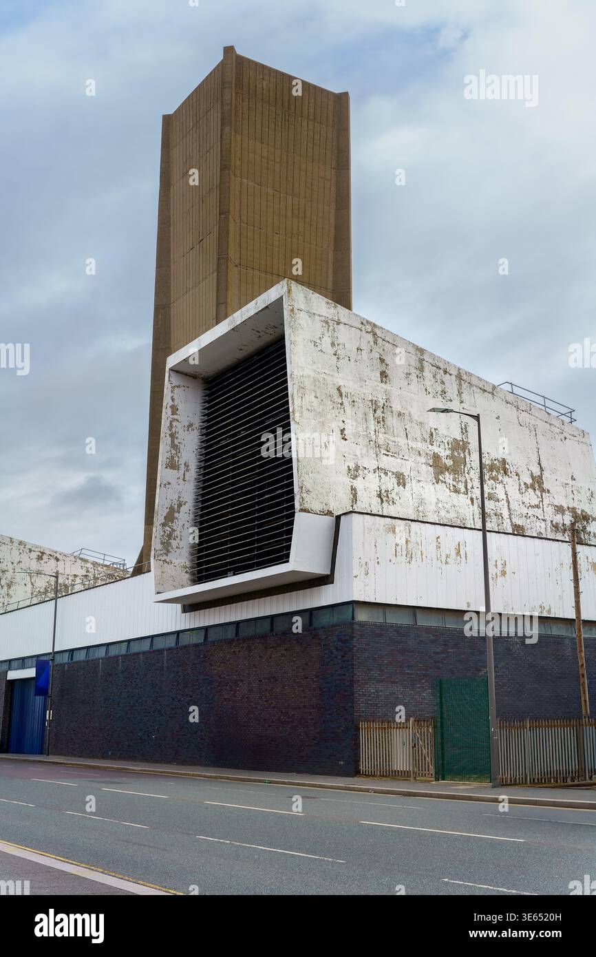 Lüftungsschlitze im Liverpool Mersey Tunnel für den Wallasey Tunnel. Industriegebäude im brutalistischen Stil unter bewölktem Himmel. Stockfoto
