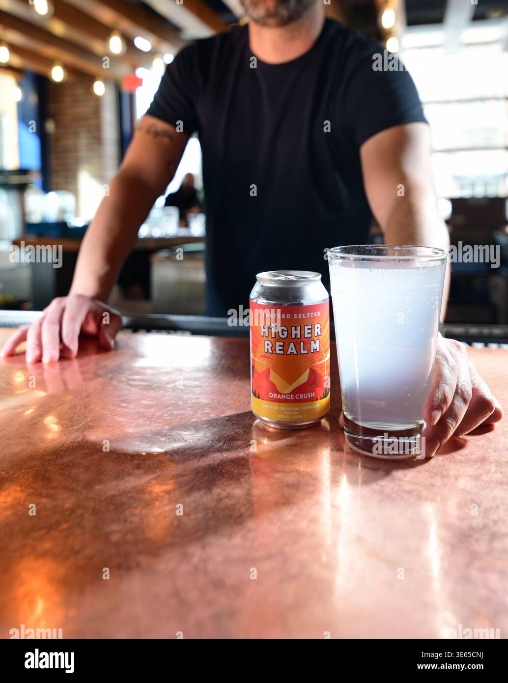 Higher Realm THC CBD Seltzer Drink angereichert mit Cannabisgetränk für Erwachsene, serviert hier in einer Bar in Virginia, USA Stockfoto
