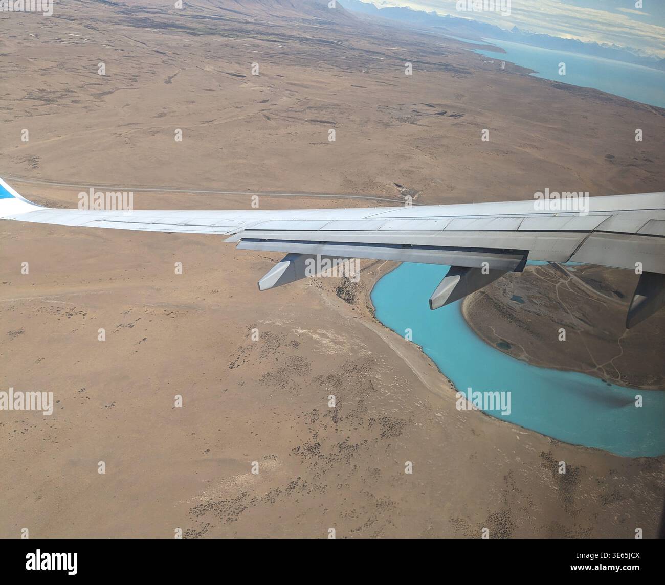 Luftaufnahme des türkisfarbenen Lago Argentino während des Abstiegs des Flugzeugs. Flügelklappen ausgefahren. El Calafate, Patagonien, Argentinien. Stockfoto