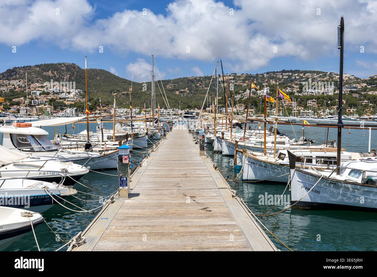 Hafen Andratx Marina mit Booten auf Mallorca Insel Urlaub am Meer in Spanien Stockfoto