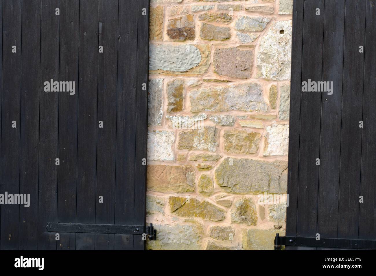 Wagenschuppen Steinmauer und Holztüren Stockfoto