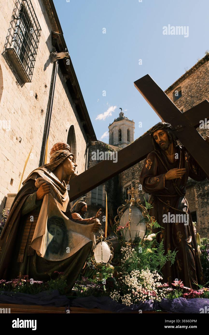 Religiöse Statuen der Karwoche (Semana Santa) Prozession in Girona, mit Blick auf die Kathedrale im Hintergrund. Katalonien, Spanien. Stockfoto