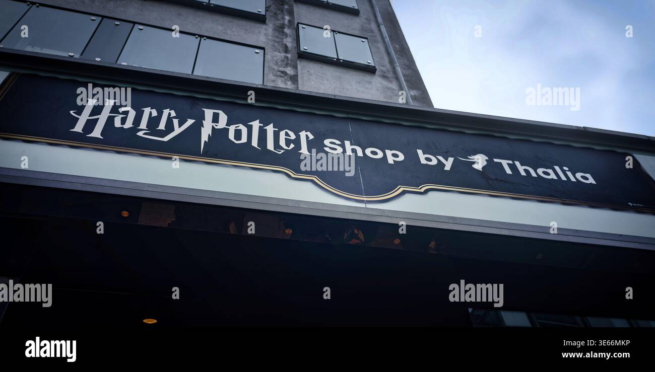 April 2026: Nahaufnahme des offiziellen Ladenladens „Harry Potter Shop by Thalia“ in Köln. Dunkles Banner mit kultigem wh Stockfoto
