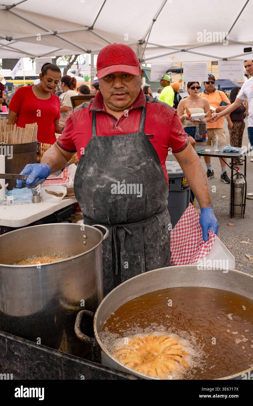 Frittierte Bloomin-Zwiebeln in großem Topf beim Texas Onion fest, Weslaco TX, USA. Stockfoto