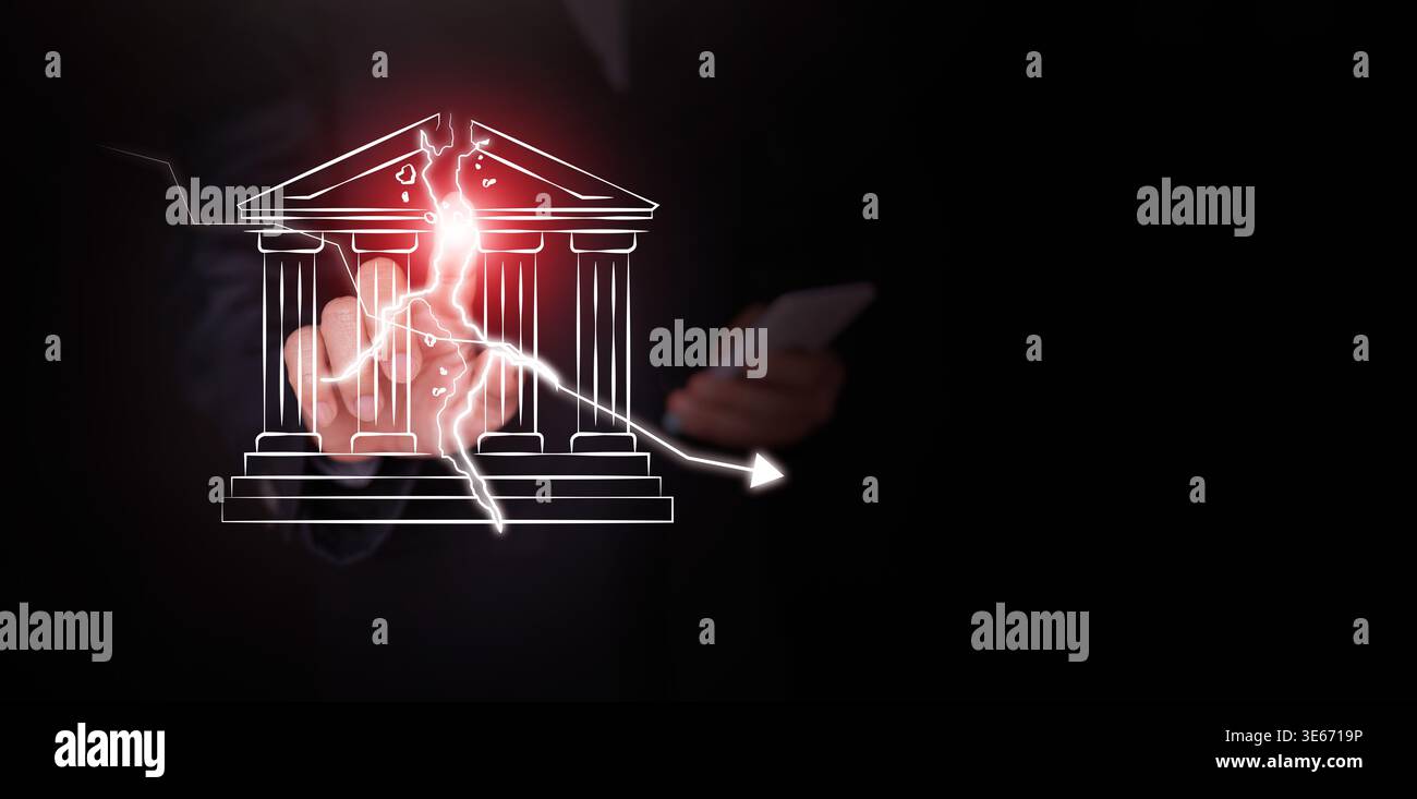 Ein Geschäftsmann mit Smartphone berührt eine kaputte Bank mit einem Pfeil nach unten. Finanzkrise, Geschäftsversagen, Konkurs, uneinbringliche Schulden, Kreditverknappung, Markt c Stockfoto