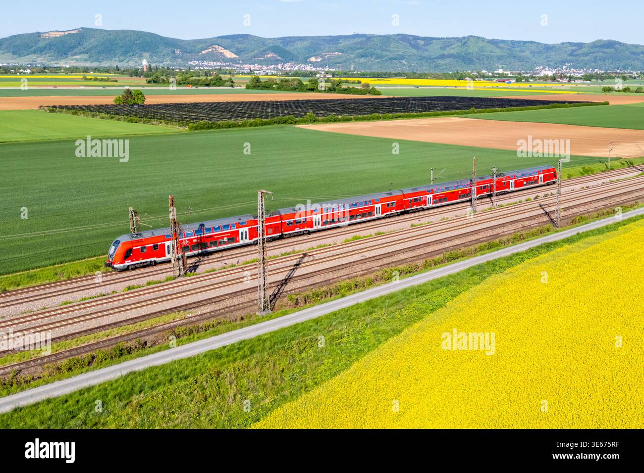 Edingen, Deutschland - 28. April 2025: Regionalzug aus der Vogelperspektive des Main-Neckar-Ried-Express mit der Deutschen Bahn DB Regio auf der lin Mannheim–Heidelberg Stockfoto