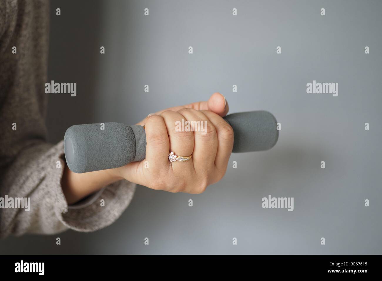 Gewichtheben in häuslicher Umgebung während des Tages Stockfoto