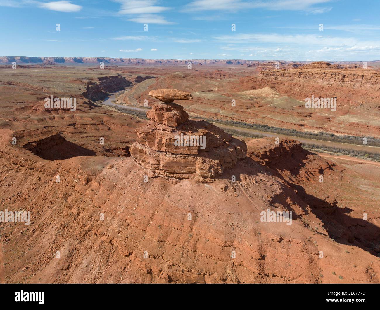 Blick aus der Vogelperspektive auf den Mexican hat Rock in Utah, eine ausgewogene Sandsteinformation über Wüstengelände in der Nähe des San Juan River im amerikanischen Südwesten Stockfoto