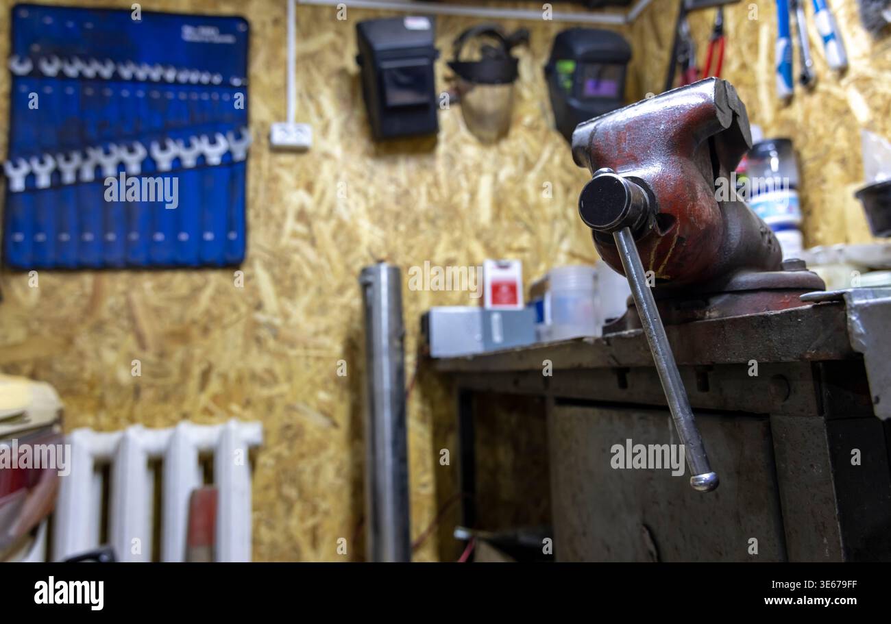 Schraubstock aus Metall für Arbeiten in einer Werkstatt auf einer Werkbank Stockfoto