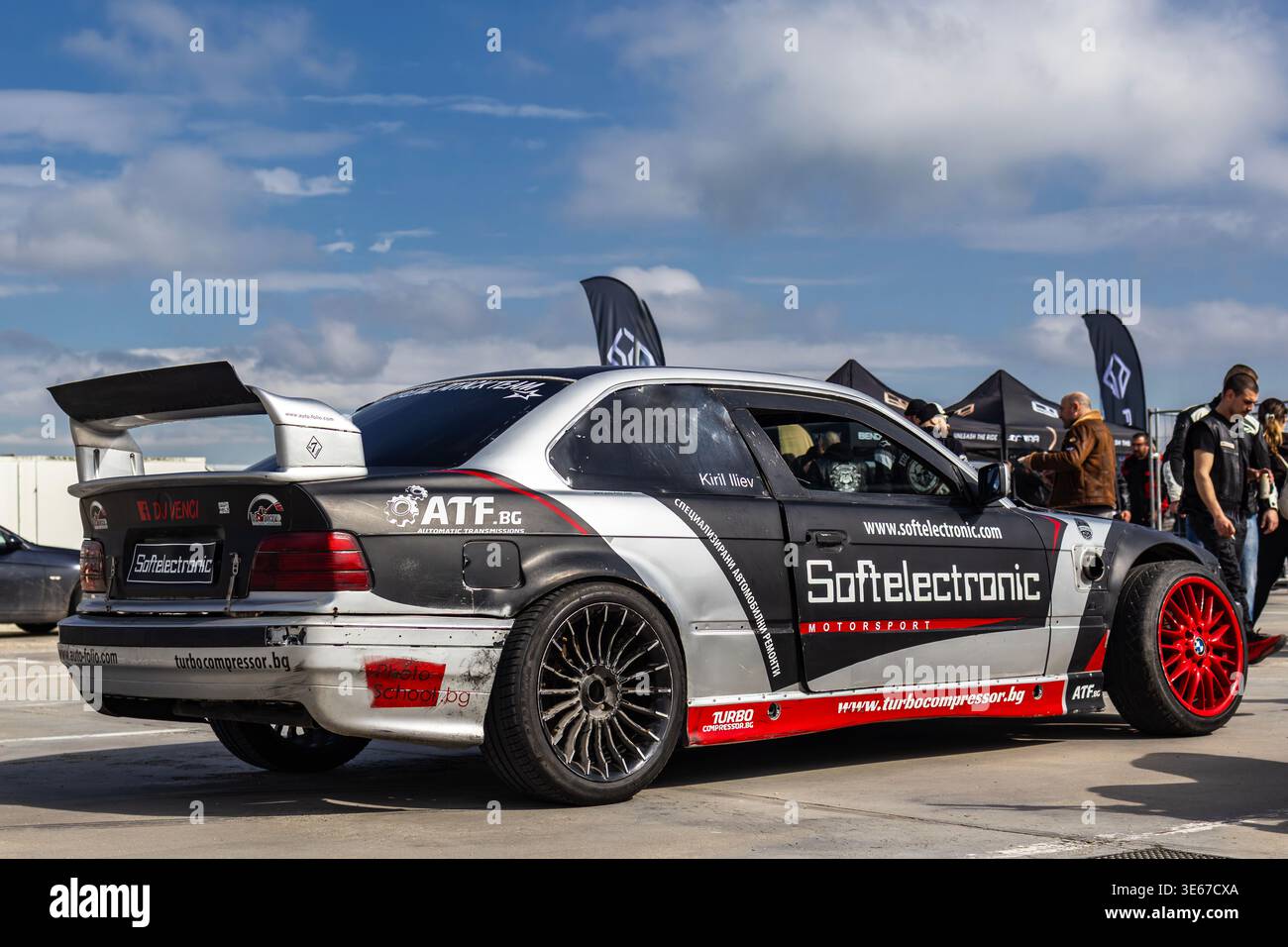 Burgas, Bulgarien - 4. April 2026: Ein modifizierter Driftwagen während der Eröffnung der Motorradsaison in Burgas, Bulgarien Stockfoto