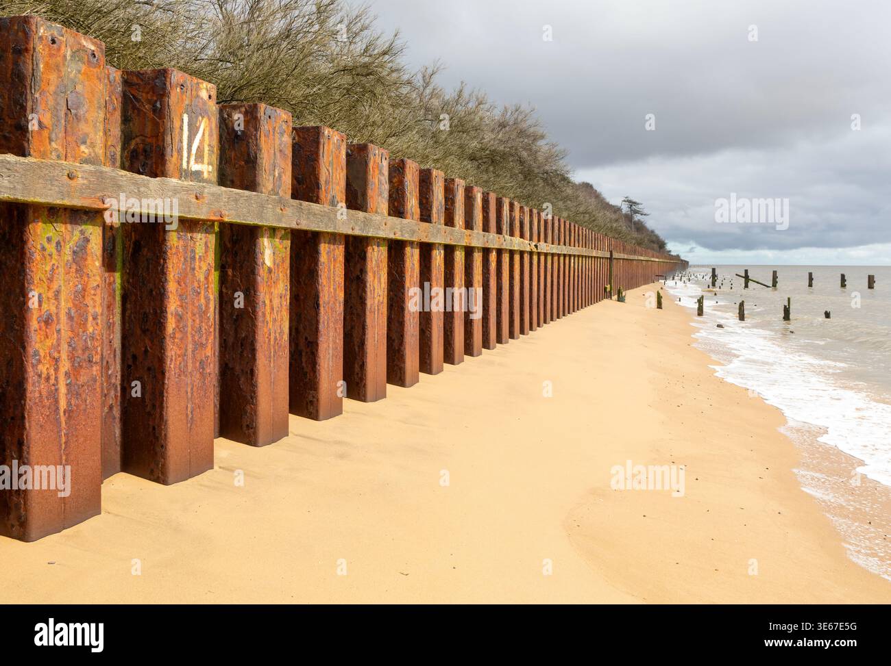 Rosthaltige Stahlblechpfeiler Küstenverteidigungen in der Nähe von Bawdsey Manor, Bawdsey, Suffolk, England, Großbritannien Stockfoto