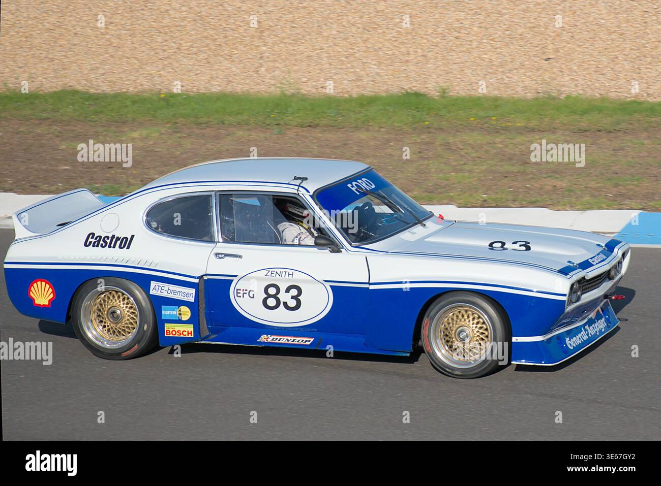 Zakspeed Tradition auf der Strecke. Der Ford Escort RS 1600 Zakspeed #83 fliegt allein durch die hintere Geraden Stockfoto