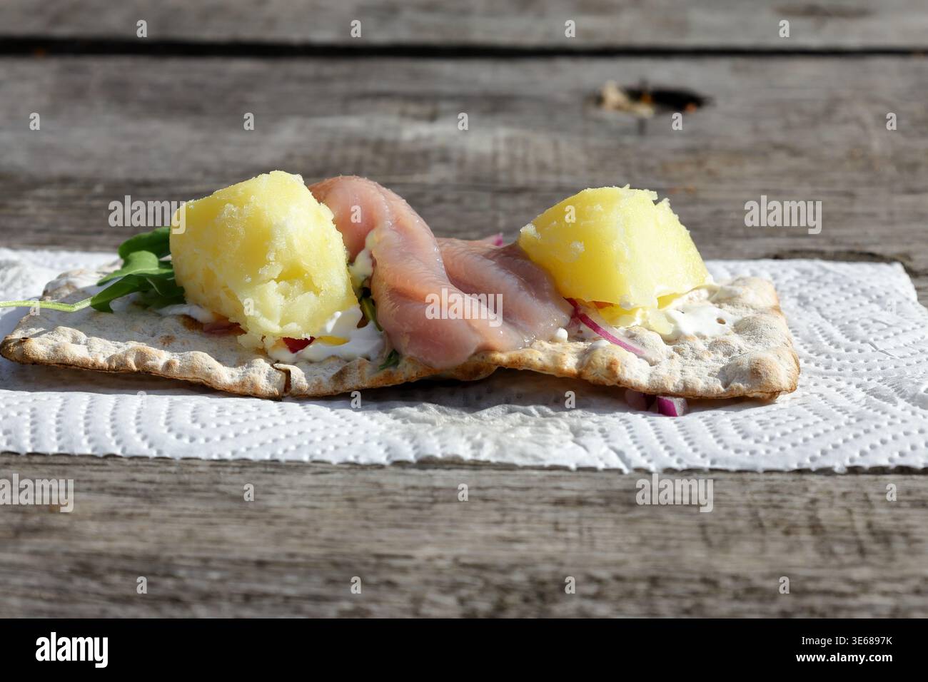 Sandwich mit fermentiertem Sauerhering, auf Schwedisch auch Surströming genannt. Das riechendste Essen der Welt. Stockholm, Schweden. Stockfoto