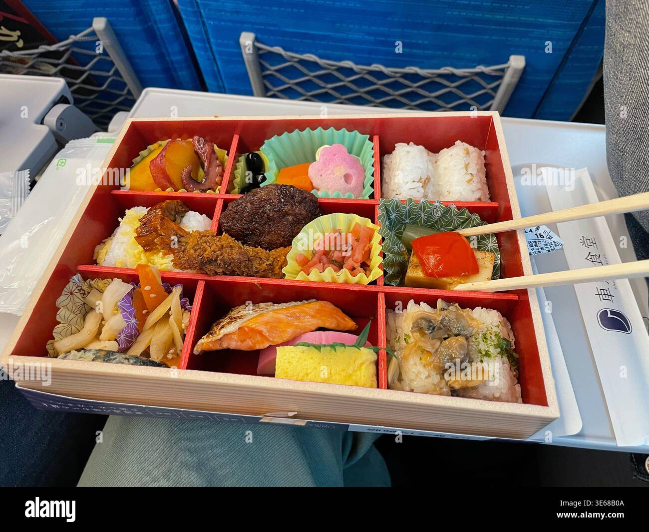 Bento-Box über Japanisch in einem Shinkansen-Zug in Japan Stockfoto