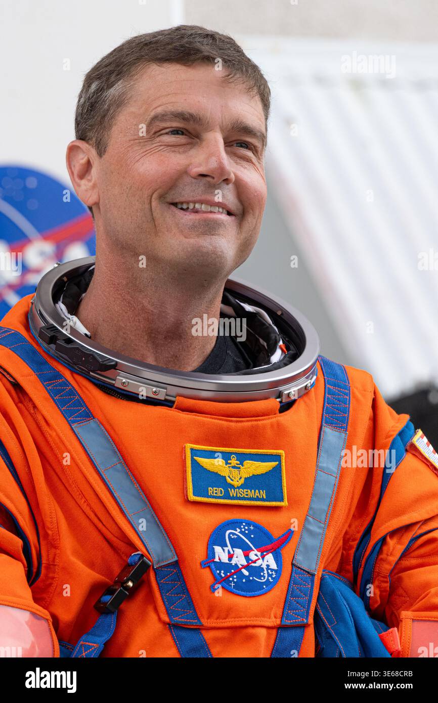 KENNEDY SPACE CENTER, FLORIDA, USA - 1. April 2026 - Artemis II Astronaut Commander Reid Wiseman wird beobachtet, als die Artemis II Crew sich auf den Start des Neil A Armstrong Operations and Checkout Building for Launch Complex 39B im Kennedy Space Center vorbereitet, um an Bord der Artemis II Space Launch System (SLS) Rakete und des Orion Raumfahrzeugs für den Artemis II Start am Mittwoch, 1. April 2026, dem Kennedy Space Center der NASA zu gehen. Der Artemis-II-Testflug der NASA wird Kommandeur Reid Wiseman, Pilot Victor Glover und Missionsspezialistin Christina Koch von der NASA sowie Missionsspezialist Jeremy Hansen von der NASA mitnehmen Stockfoto