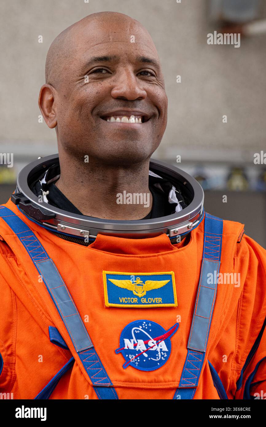 KENNEDY SPACE CENTER, FLORIDA, USA - 1. April 2026 - Artemis II Astronaut Pilot Victor Glover wird beobachtet, als die Artemis II-Crew sich auf den Start des Neil A. Armstrong Operations and Checkout Building for Launch Complex 39B im Kennedy Space Center vorbereitet, um an Bord der Artemis II Space Launch System (SLS)-Rakete und des Orion-Raumfahrzeugs für den Start der Artemis II am Mittwoch, 1. April 2026, dem Kennedy Space Center in Florida, zu gehen. Der Artemis-II-Testflug der NASA wird Kommandeur Reid Wiseman, Pilot Victor Glover und Missionsspezialistin Christina Koch von der NASA sowie Missionsspezialist Jeremy Hansen von der NASA mitnehmen Stockfoto