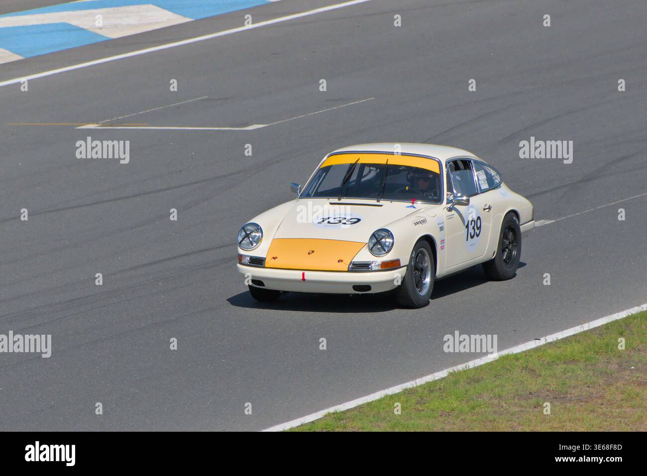 Der Porsche 911 #139 lädt die Hauptgeraden herunter und schiebt die 2,0-L-Flat-Six in Estoril an ihr Limit Stockfoto