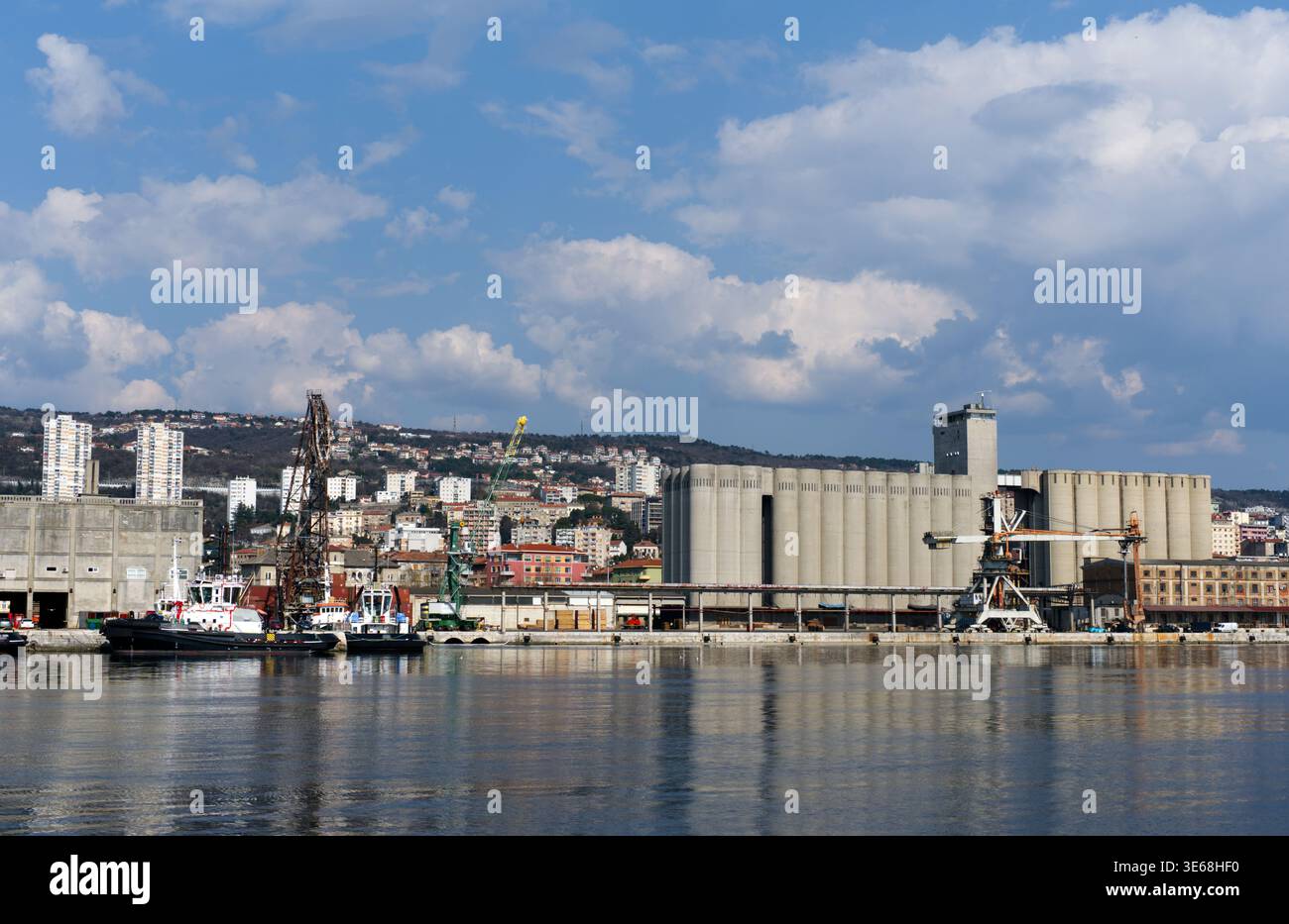 Industrielandschaft eines kommerziellen Seehafens mit großen Betonsilos für den landwirtschaftlichen Export. Die Szene beinhaltet ein Frachtterminal Stockfoto