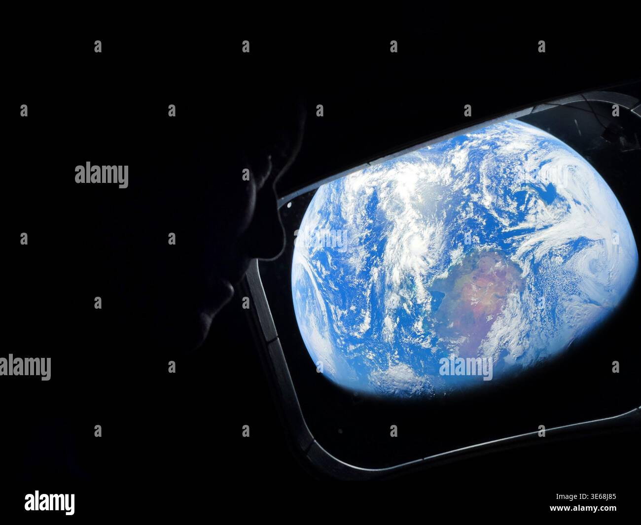Der NASA-Astronaut und Artemis II-Kommandeur Reid Wiseman blickt aus einem der Kabinenfenster des Orion-Raumschiffs und blickt zurück auf die Erde, während die Besatzung auf den Mond zusteuert. 2. April 2026. Eine optimierte Version eines Originalbildes der NASA: NASA / Alamy Live News aufgenommen auf einem iphone 17 Pro Max nur redaktionelle Verwendung: Nicht für kommerzielle Zwecke, nicht zur Billigung Stockfoto