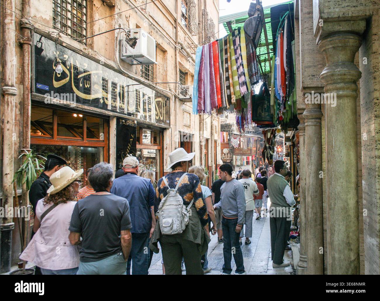 Khan-el-Khalili Markt, ein berühmter und historischer Basar im islamischen Viertel im Herzen der Stadt Kairo, Ägypten. Stockfoto