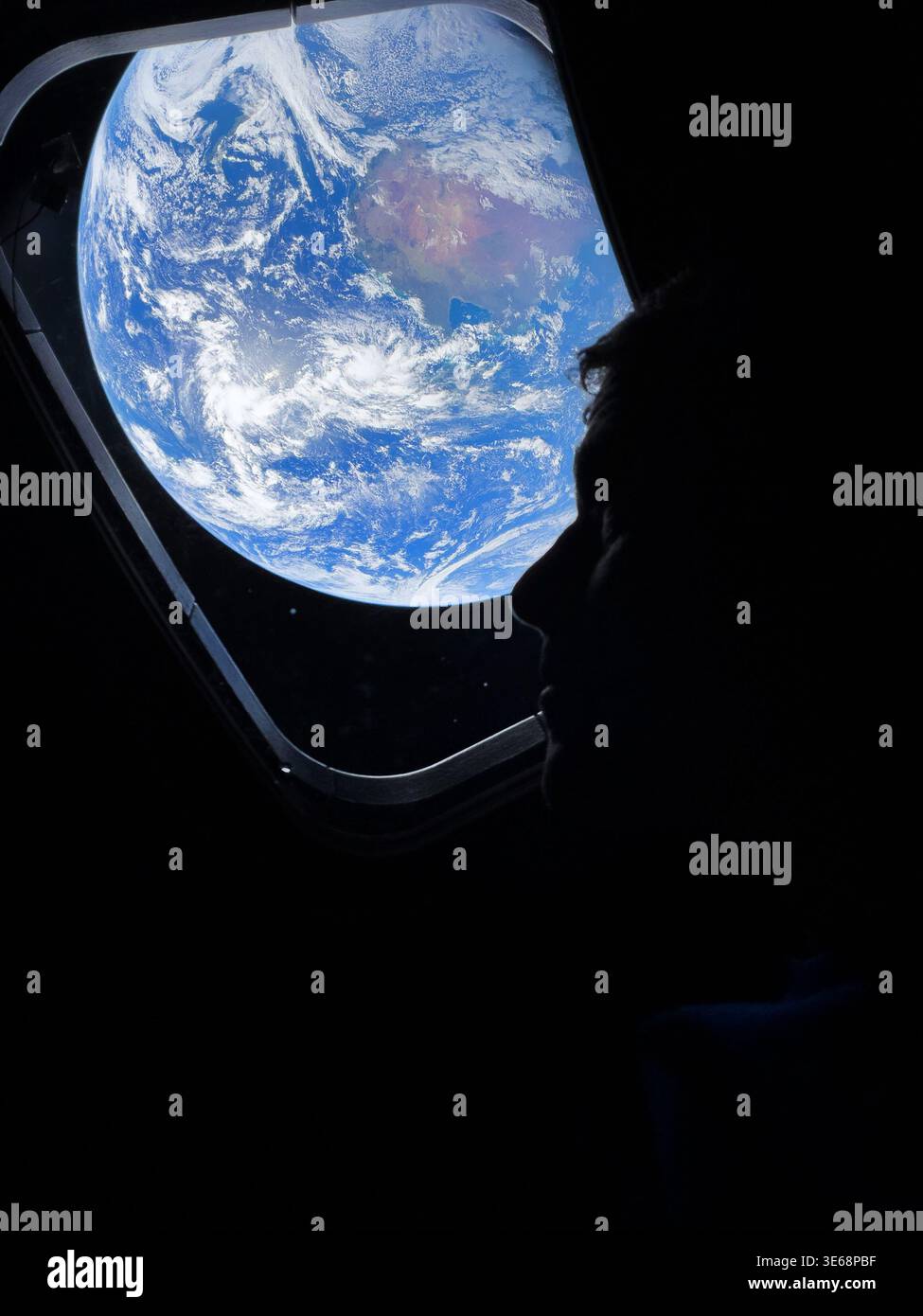 Der NASA-Astronaut und Artemis II-Kommandeur Reid Wiseman blickt aus einem der Kabinenfenster des Orion-Raumschiffs und blickt zurück auf die Erde, während die Besatzung auf den Mond zusteuert. 2. April 2026. Eine optimierte Version eines Originalbildes der NASA: NASA / Alamy Live News aufgenommen auf einem iphone 17 Pro Max nur redaktionelle Verwendung: Nicht für kommerzielle Zwecke, nicht zur Billigung Stockfoto