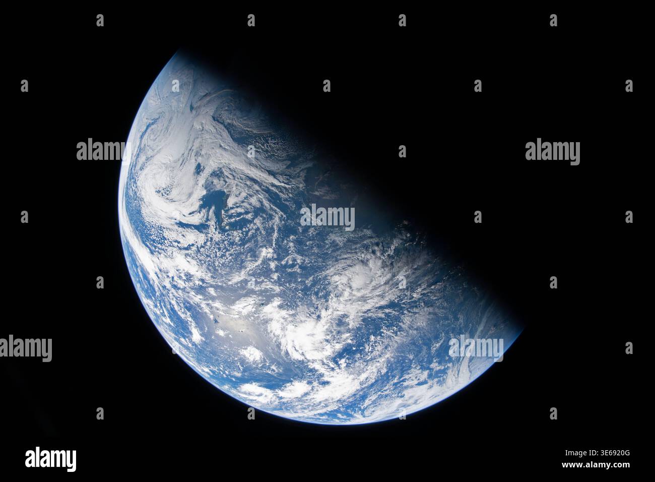 ERDE - 3. April 2026 - Ein Blick auf die Erde, aufgenommen vom NASA-Astronauten und Artemis II-Kommandeur Reid Wiseman aus einem der vier Fenster des Orion-Raumschiffs nach Abschluss der translunaren Injection Burn am 2. April 2026. Dieses Bild ist eines der ersten Aufnahmen mit menschlicher Hand seit der Apollo-Ära – Foto: Geopix/NASA/Reid Wiseman Stockfoto