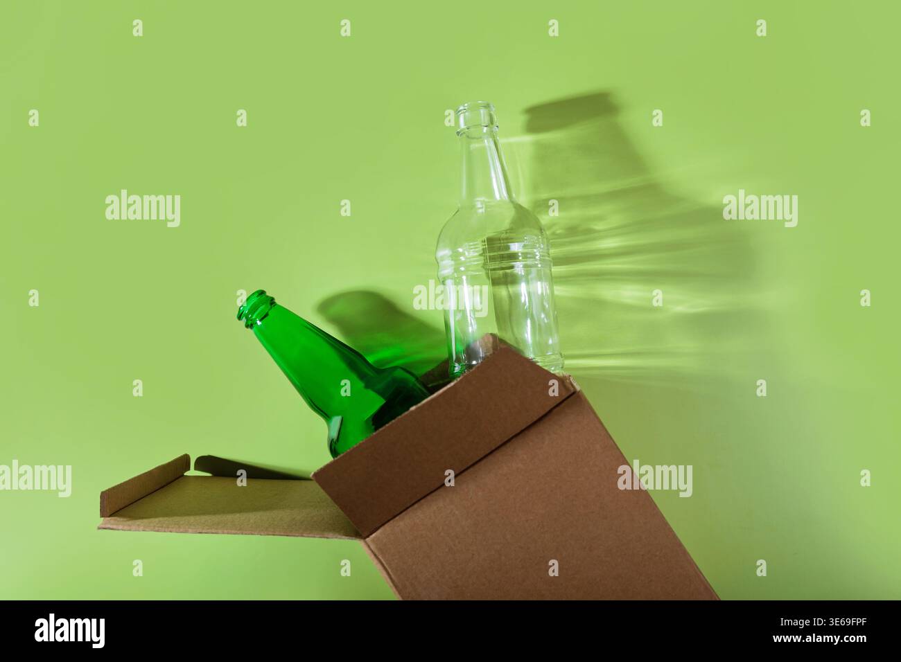 Umweltfreundliches Verpackungskonzept mit Glasabfall und Schatten Stockfoto