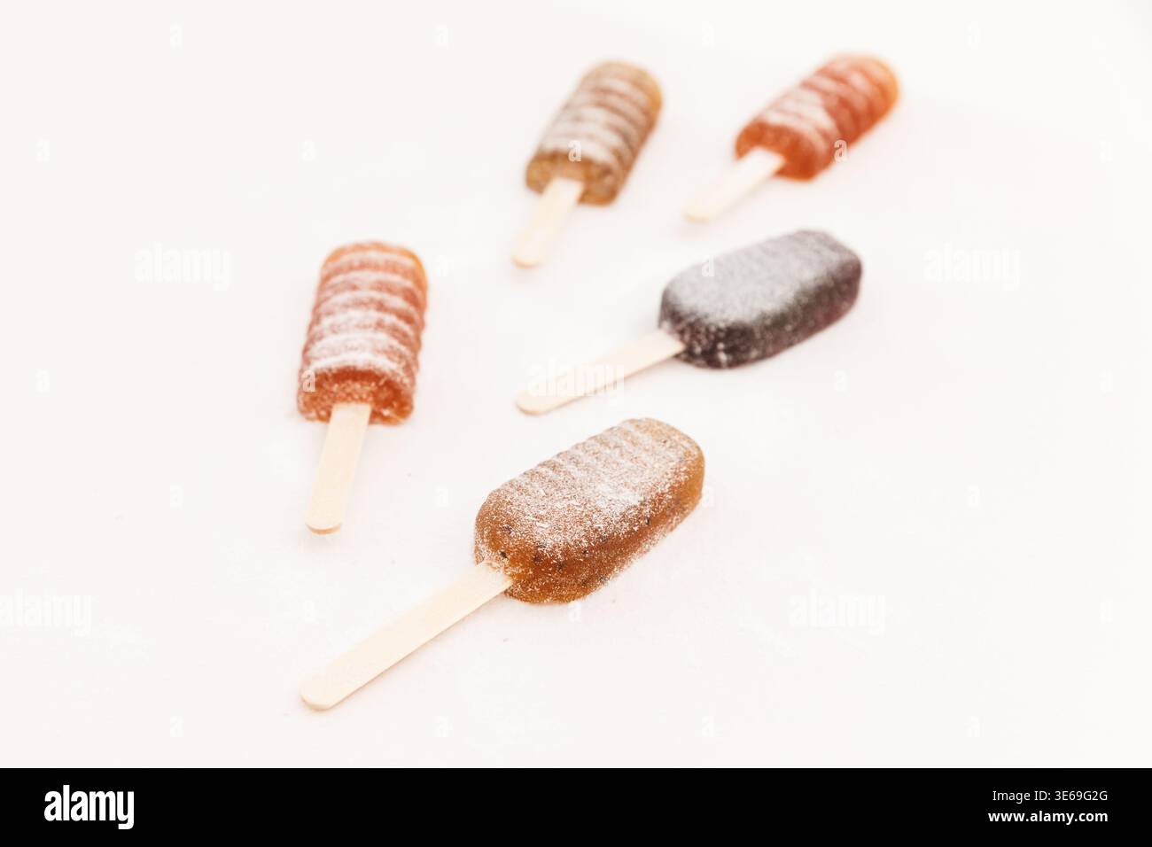 Leckere kandierte Fruchtgelee wie ein Eis auf weißem Hintergrund Stockfoto