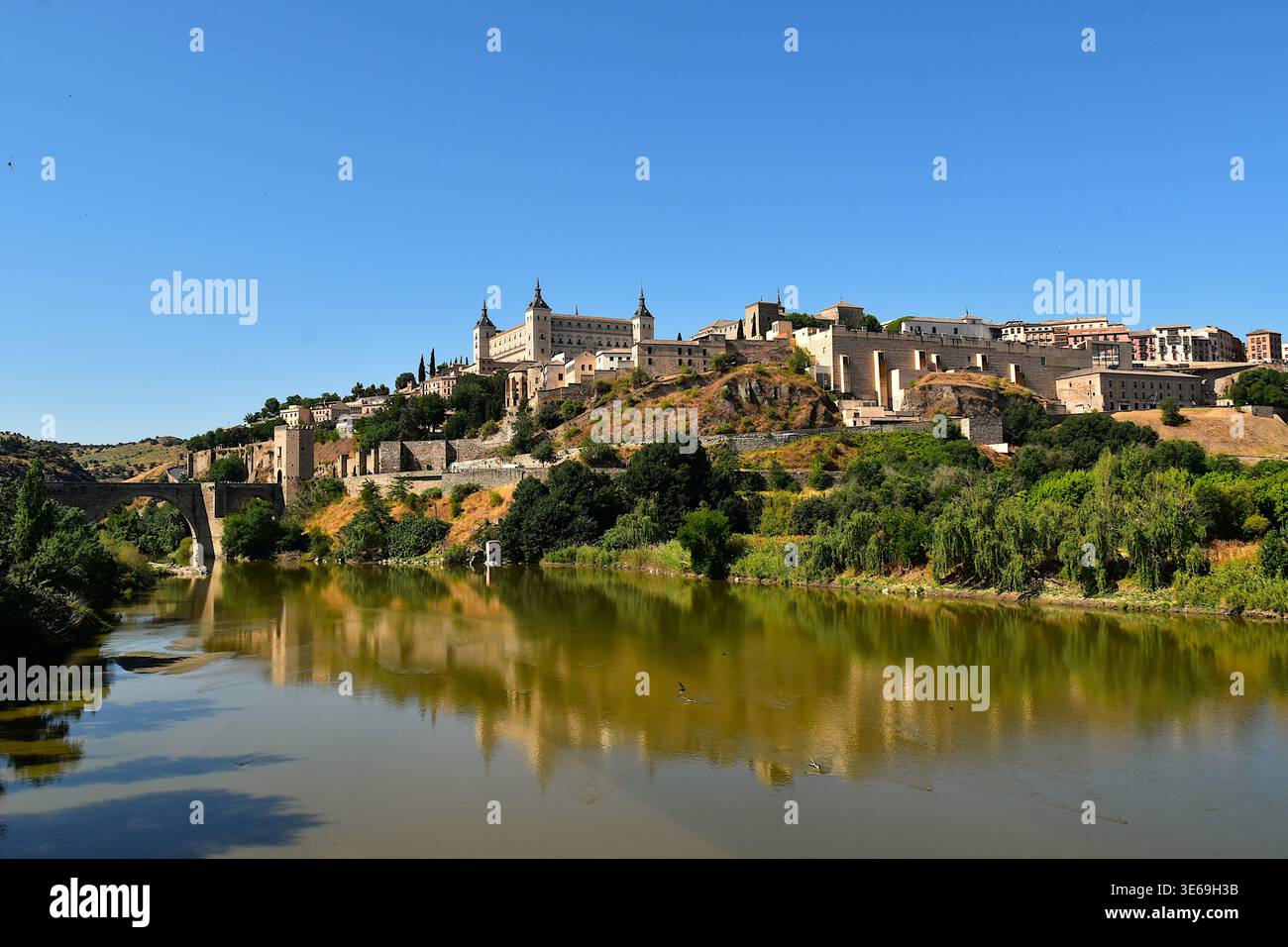 Die Stadt Toledo in Spanien mit Blick auf den Fluss Tejo Stockfoto