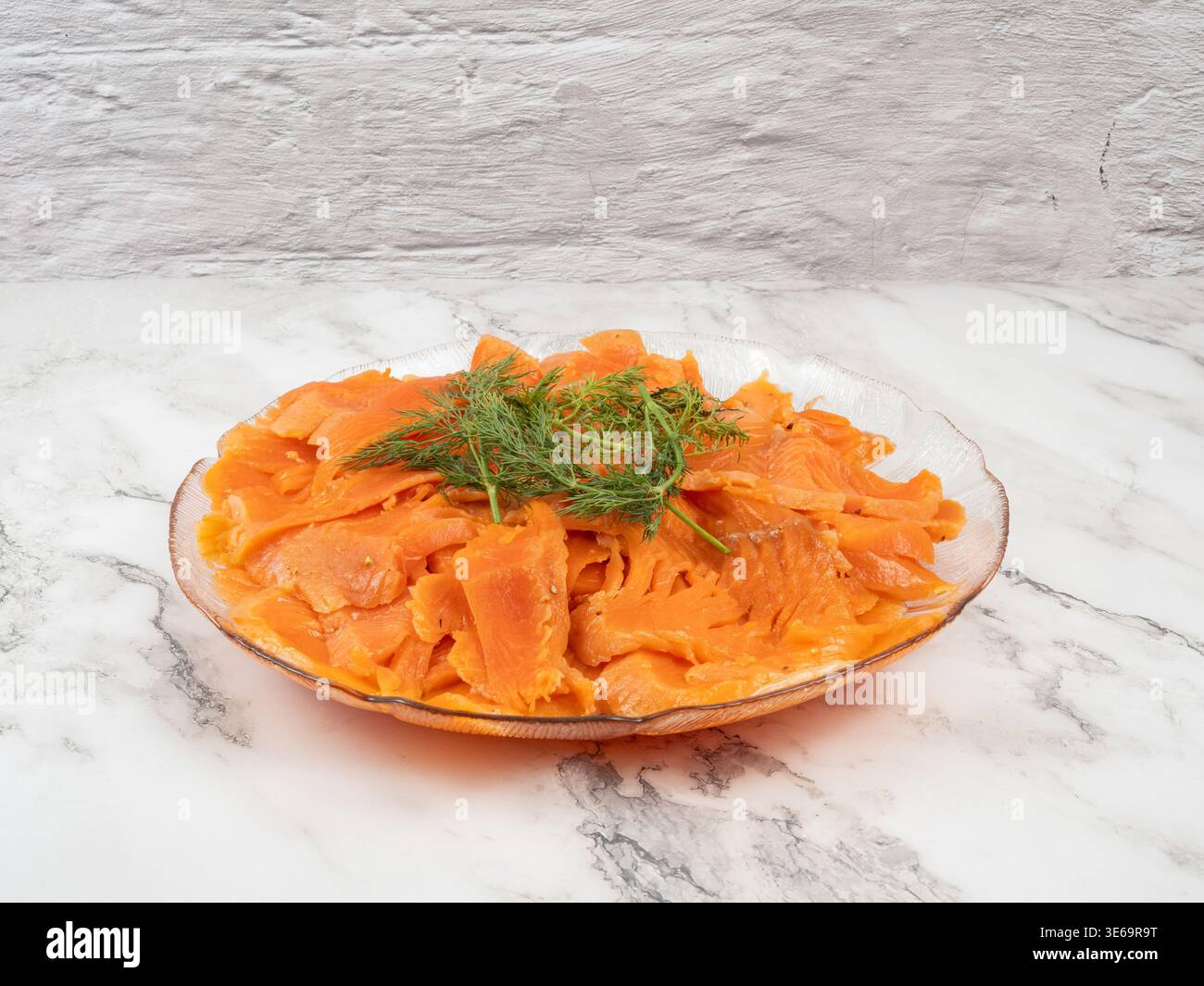 Ein traditioneller Teller schwedischer Gravlax mit Salz und Zucker, garniert mit frischem Dill für ein festliches Weihnachtsessen. Stockfoto