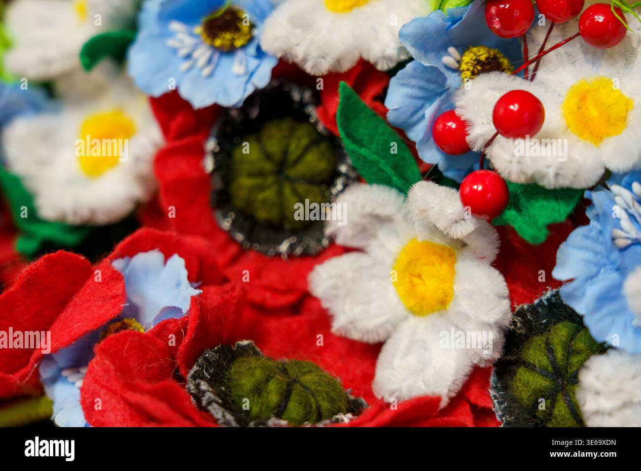 Bunte Blumen aus Stoff werden auf einem Tisch auf einer Kunsthandwerksmesse ausgestellt Stockfoto