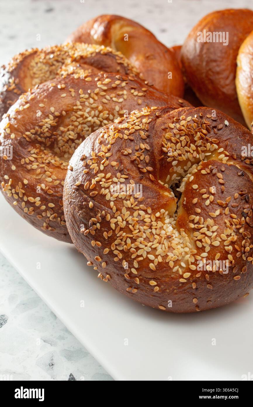 Ein Blick auf einige Sesam Bagels. Stockfoto