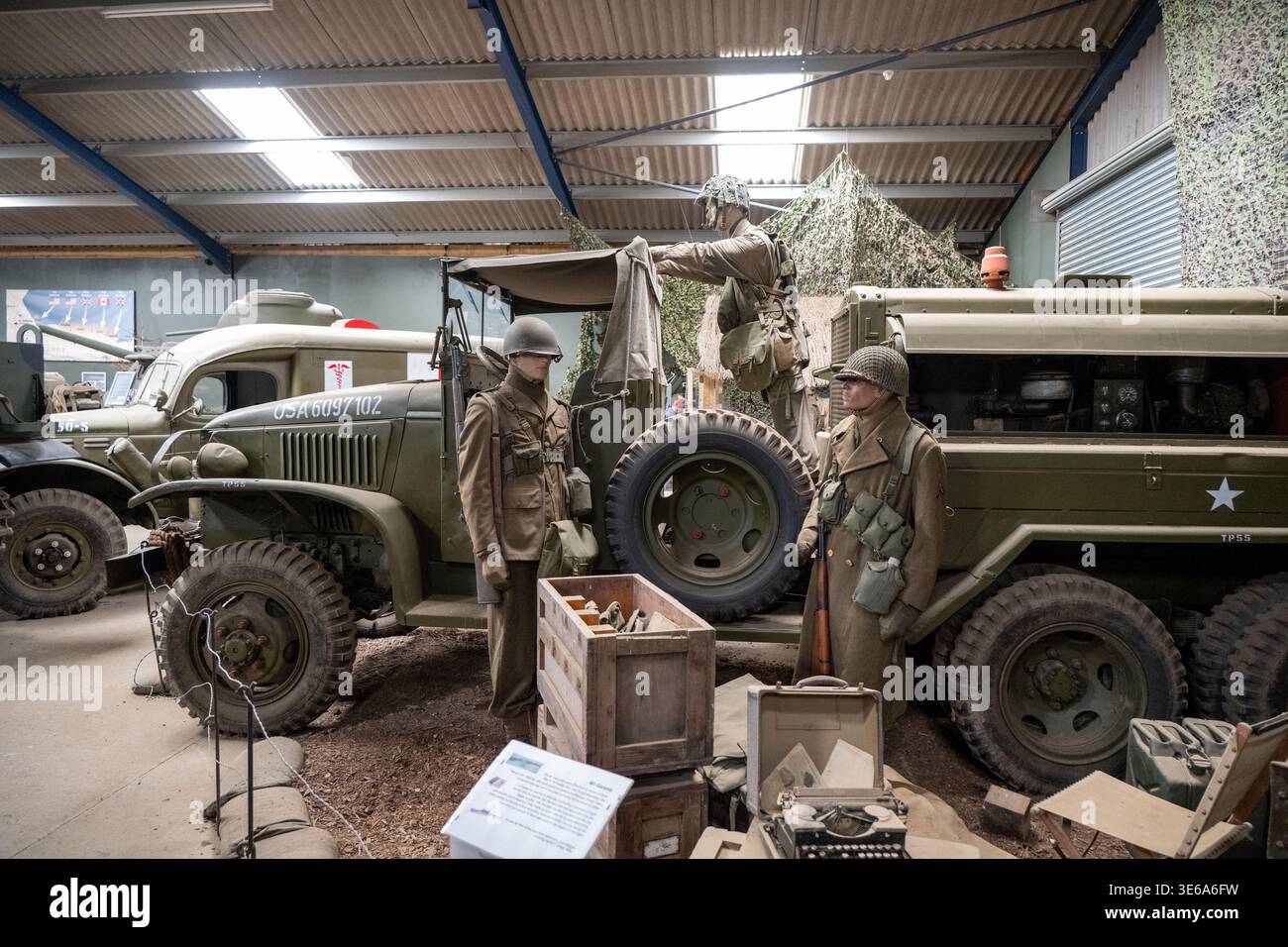 Lutterworth, UK 12 Apr 24: World war II: Ausstellung mit Truppenwagen der US Army und Soldatenpuppen in einem Museumsdiorama im Armourgeddon Military Mu Stockfoto