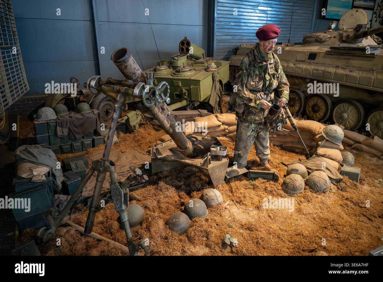 Cambridge, Großbritannien - 7. April 24: Museum Diorama mit einer Soldatenpuppe, Mörserwaffe und Feldbefestigungen in einer Kriegsszene im Kaiserlichen Krieg Stockfoto