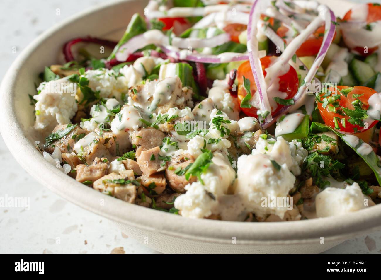 Eine Nahaufnahme einer mediterranen Hühnerschüssel. Stockfoto