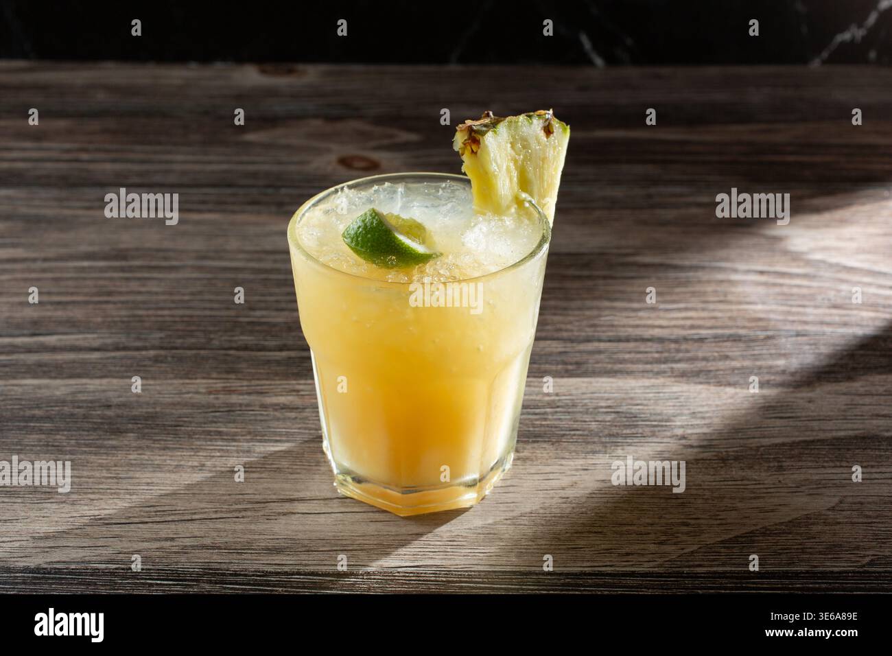 Blick auf einen mai Tai Cocktail. Stockfoto