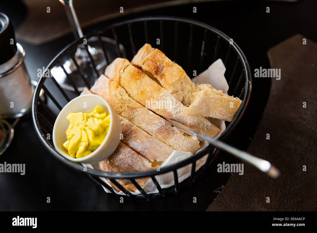Brotscheiben mit Butter Stockfoto