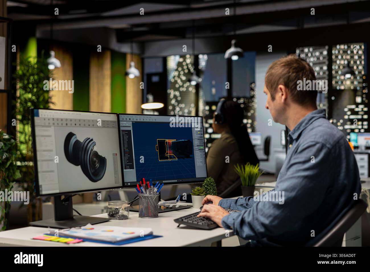 Der Spieleentwickler erstellt eine Mars-basierte virtuelle Station mit KI-Tools. Futuristisches Programm, das Daten mit maschinellem Lernen und Automatisierung verarbeitet, um Design und Entwicklung von Spielen zu optimieren. Stockfoto